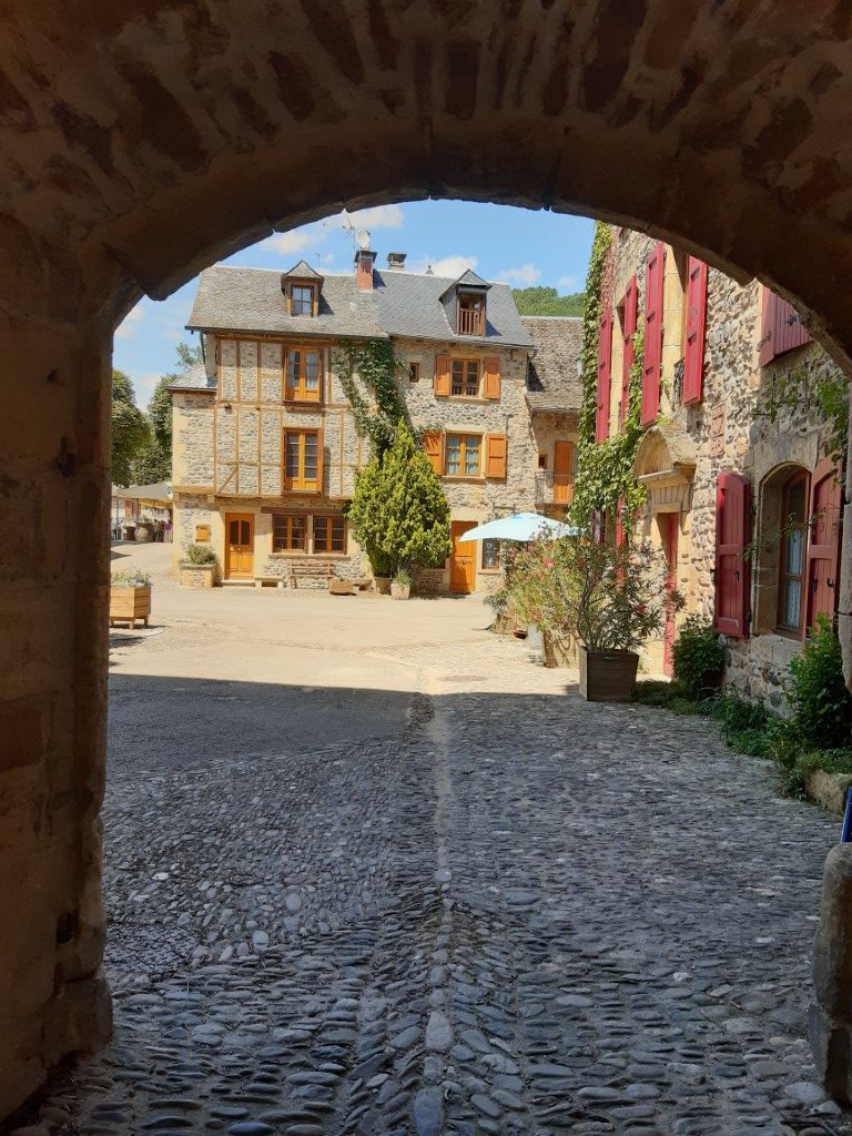Sainte-Eulalie-d'Olt Aveyron Place de l'Hom poort onder Château de Curières