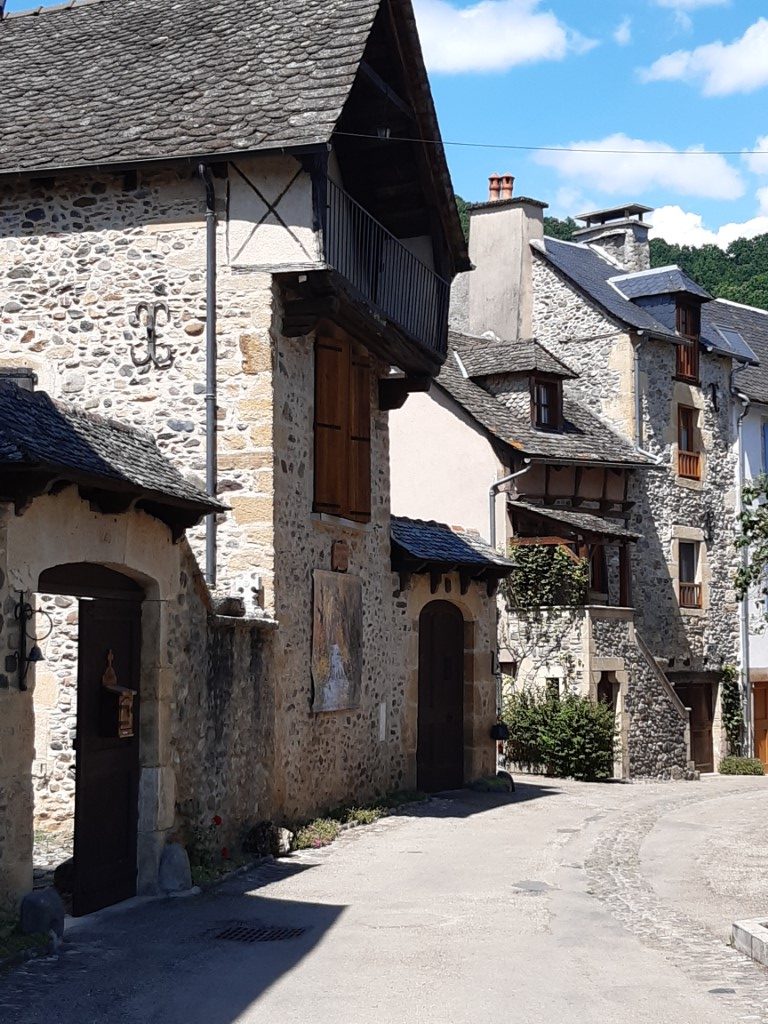 Sainte-Eulalie-d'Olt Aveyron huizen portieken