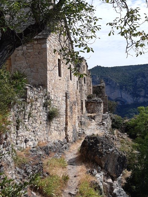 Églazines Tarn verlaten rotswoningen op richel