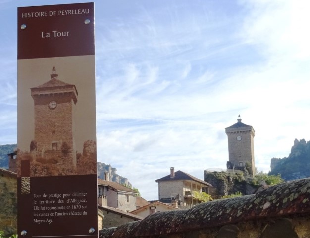 In Peyreleau bij Jonte en Tarn in Aveyron staan panelen met informatie over de bezienswaardigheden
